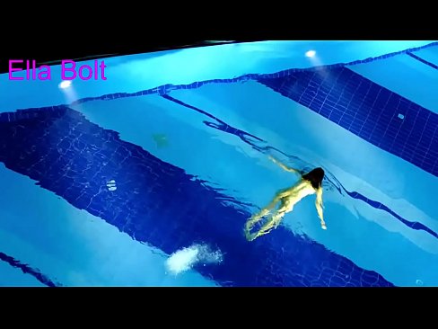❤️ म हेर्न रोक्न सक्दिन, जवान गोरा ELLA BOLT रिसोर्ट पूलमा नग्न पौडी खेल्दै समातियो हामी मा ❌